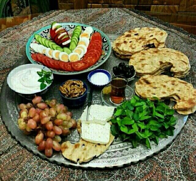 صبحانه متعادل؛ از نان و پنیر تا یک بشقاب کامل